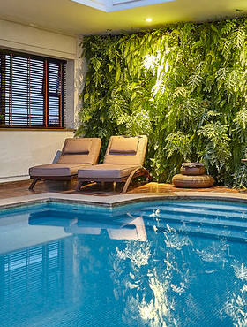 Hotelek beltéri medencével